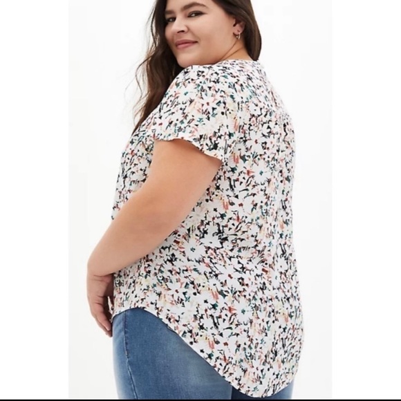 Torrid White Floral Short Sleeve Keyhole Blouse - Picture 2 of 9